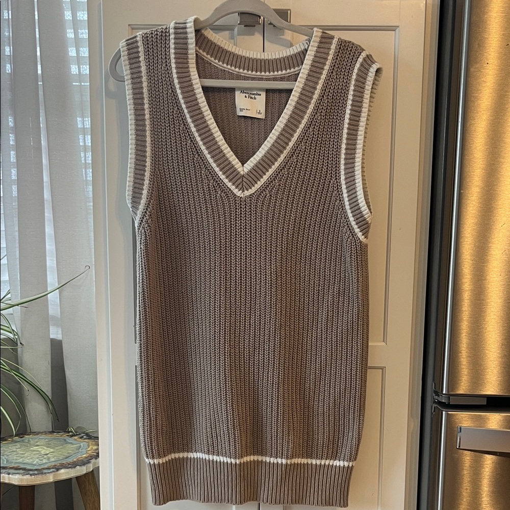 Abercrombie & Fitch Taupe and Cream V-Neck sweater vest - Sz s